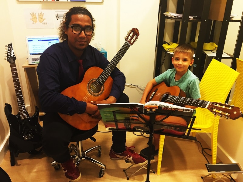 Guitar classes in Dubai - Melodica.ae