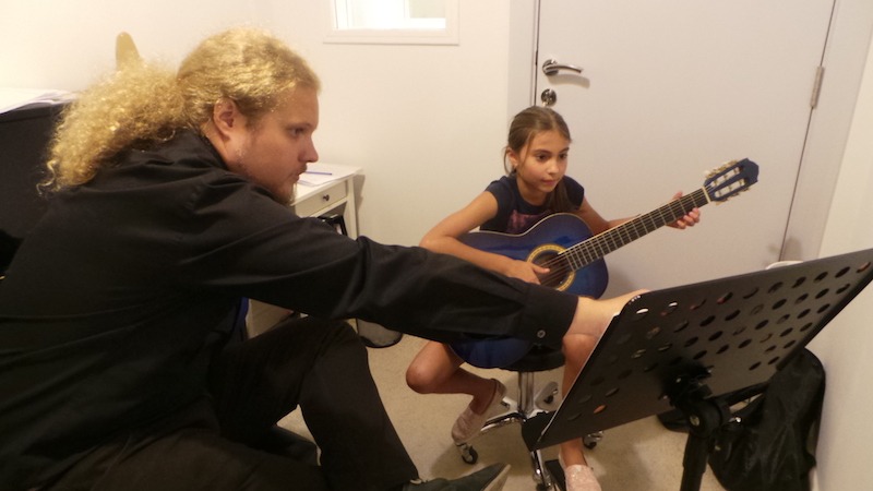guitar lessons melodica palm jumeirah dubai