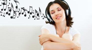 girl_with_headphones_music_m-min