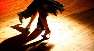 A complete guide on how to dance salsa