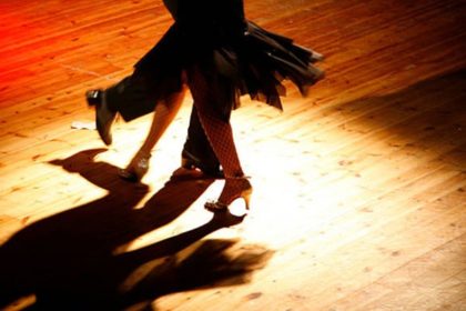 A complete guide on how to dance salsa