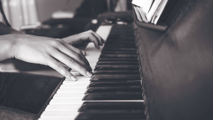 Tips on how to learn to play piano fast