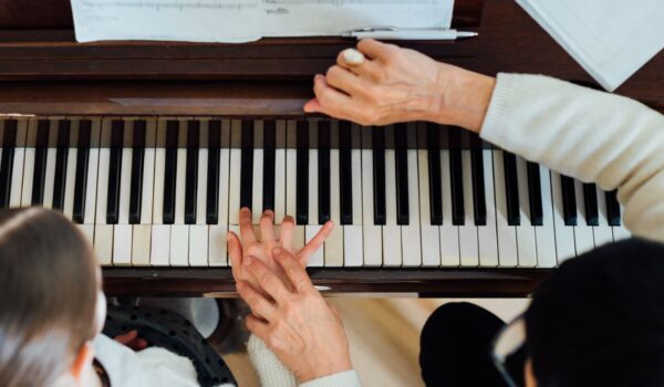 Learning Piano at Music Schools or with Private Tutors – Which Is Best