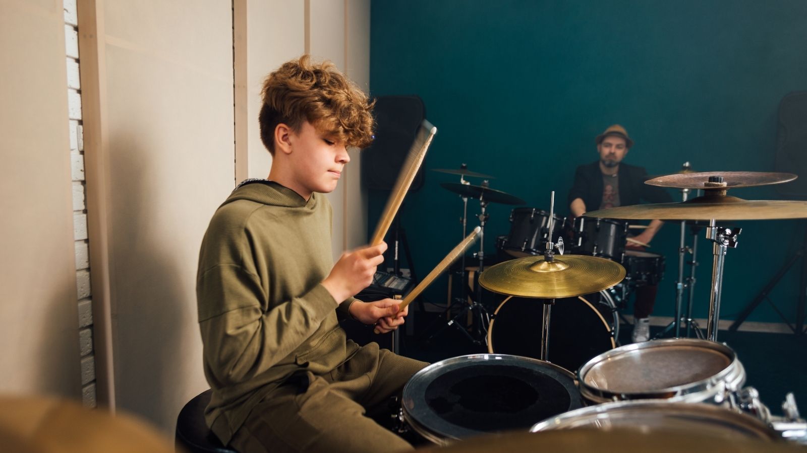 A Beginner’s Guide to Learning Drums in Dubai