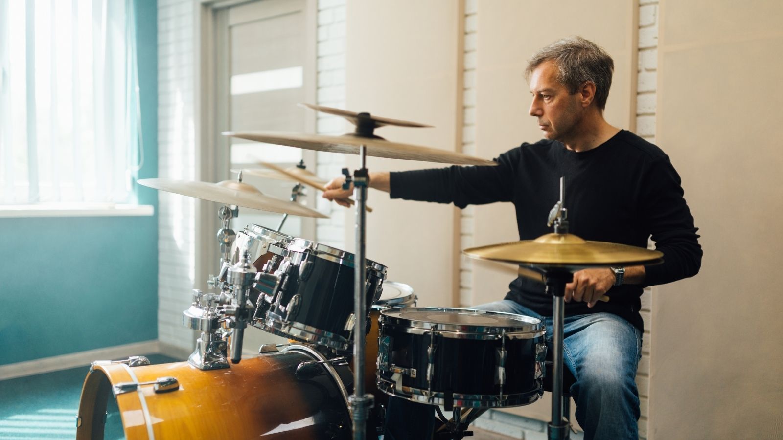 A Beginner’s Guide to Learning Drums in Dubai